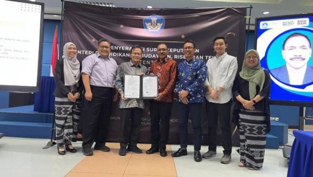 Hebat! Putra Desa Kloangpopot Maumere Flores, Prudensius Maring, Terima Jabatan Akademik Profesor