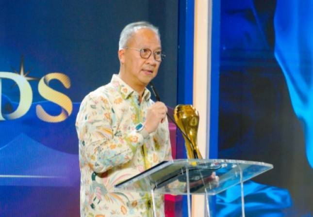 Menperin Agus Raih Penghargaan Tokoh Inovasi dan Transformasi Industri   