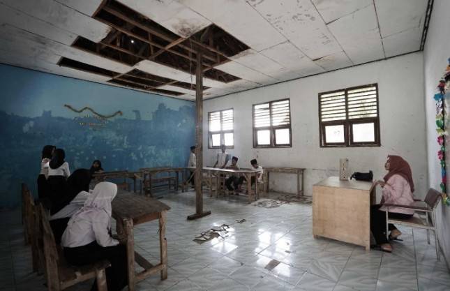 Puluhan Siswa Belajar Dibawah Kecemasan Sekolah Rubuh, Dompet Dhuafa Bersama Matahari Store Turun Tangan Pugar Madrasah