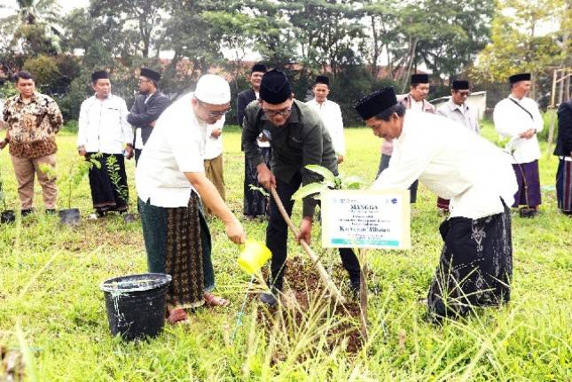 Danone Indonesia dan Serikat Ekonomi Pesantren Tanam 5000 Bibit Pohon