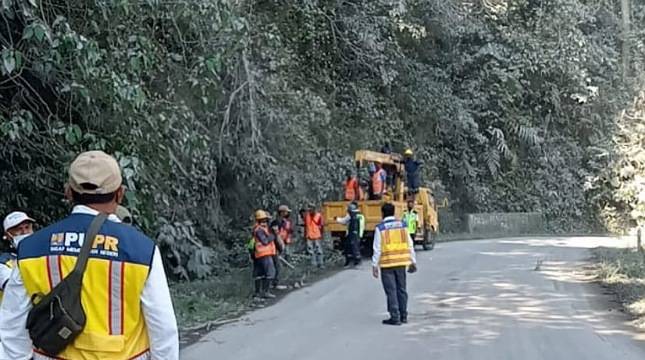 Erupsi Gunung Lewotobi Laki - Laki di Flores Timur, Kementerian PU Kerahkan Alat Berat Buka Akses Maumere - Larantuka