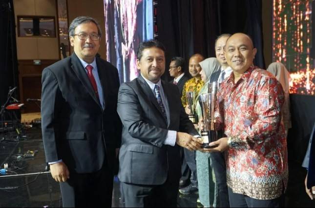 Konsisten Mengelola Pendidikan Berkualitas, GREAT Edunesia Dompet Dhuafa Raih Trofi SNI Award 2024