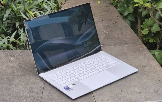 ASUS Zenbook S 14 OLED, Laptop Tipis Premium dengan Baterai Tahan Seharian