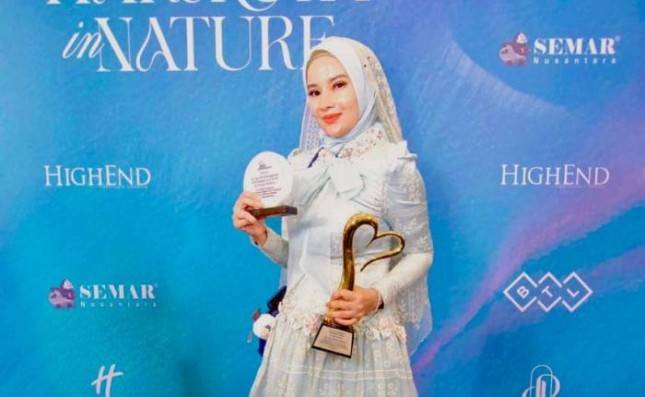 dr. Ayu Widyaningrum Terima Penghargaan Socialpreneur Award di I Fashion & Masterpiece 2024