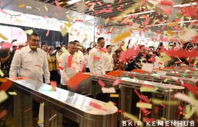 Menko AHY Bersama Menhub Dudy Resmikan Stasiun Kereta Cepat Karawang