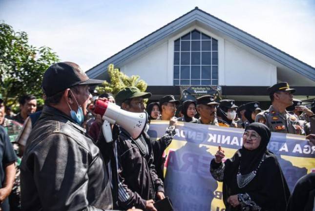 Tolong Ya Pak Presiden! Sejumlah Warga Arcamanik, Bandung ini Larang Umat Katolik Merayakan Ibadah di Gereja Santo Yohanes Rasul Ini