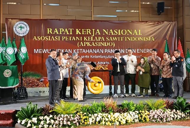Menteri PPN/Kepala Bappenas Janji Jadi Jembatan Persoalan Lahan Sawit di Rakernas APKASINDO