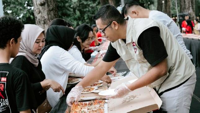 Pizza Hut Indonesia Gelar Bukber Pizza 100 Meter di TMII, Hadirkan Inovasi Menu Ramadan
