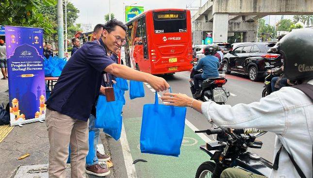 PERURI Bagikan Takjil Gratis, Hangatkan Ramadan dengan Kepedulian Sosial