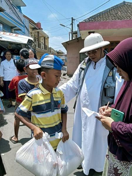Senyum Bahagia Anak&mdash;Anak Jalanan, Saat Menerima 623 Paket Sembako dari Umat Paroki Lely Malang