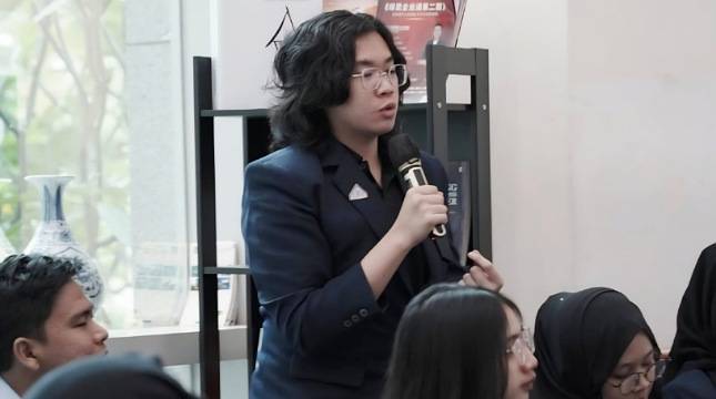 Berbahasa Inggris, Mahasiswa President University Diskusi Soal Inovasi Material Konstruksi dari Limbah dengan CEO JOE Green Group Asal Singapura