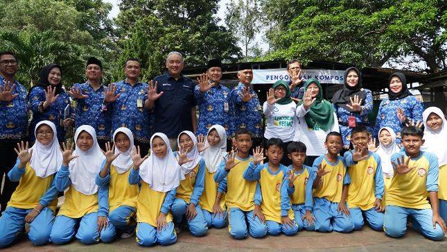 PT JIEP Ajak Siswa SD Belajar Daur Ulang Sampah dan Urban Farming di Kawasan Industri Pulogadung
