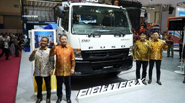 Mitsubishi Fuso Fighter X FM65F Tractor Head Resmi Meluncur di GIIAS 2025