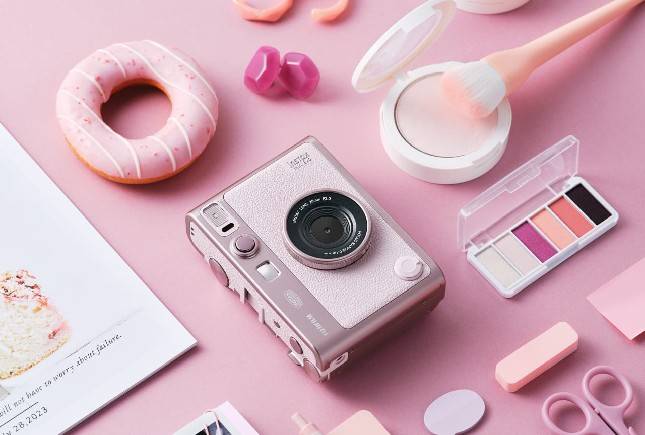 Fujifilm Hadirkan instax mini Evo 'GENTLE ROSE' untuk Pasar Indonesia