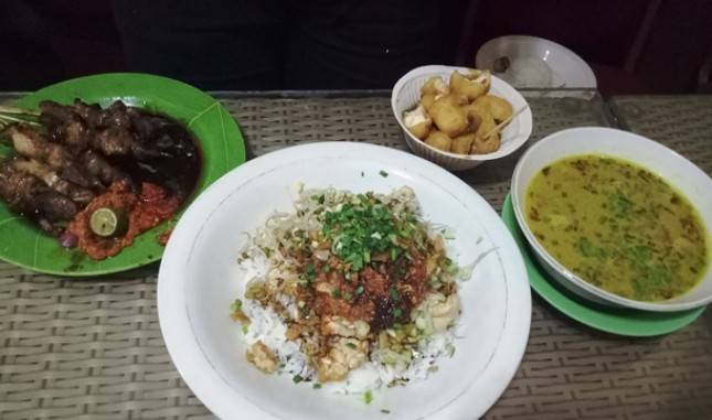 Berkunjung ke Cirebon, Yuk! Mencicipi Kuliner Empal Gentong H. Apud