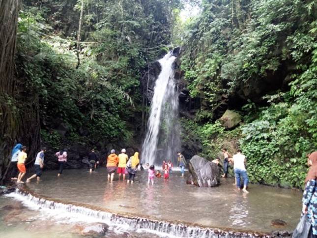 Berwisata ke Curug Putri di Kuningan dan Ceritanya yang Melegenda