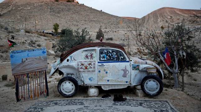 Coba Sensasi Menginap di Hotel Mobil VW Terkecil Ini Yuk!