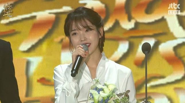 IU Kenang Jong Hyun SHINee di Panggung Golden Disc Award 2018