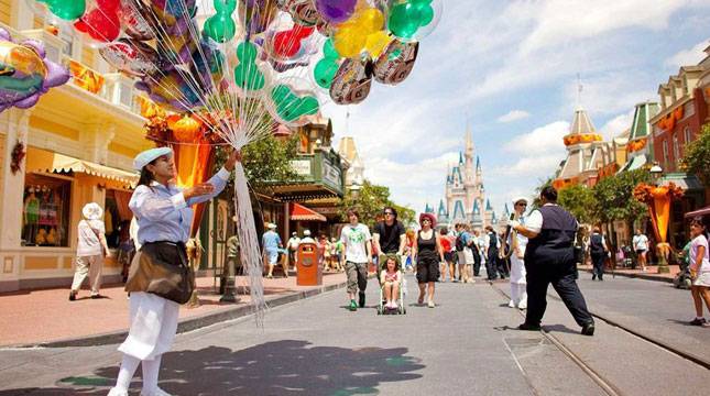 Kasus Covid-19 Melonjak, Disney World dan Disneyland Kembali Wajibkan Aturan Masker