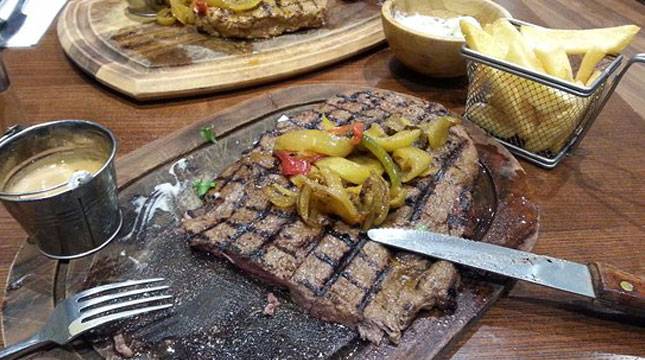 Duh! Gara-gara Pakai Piring Kayu, Restoran Ini Kena Denda