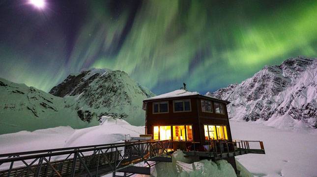 Resor di Alaska Ini Suguhkan Pemandangan Indah Berlatar Belakang Gletser