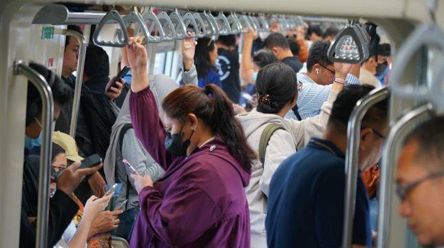 Warga Jabodetabek Wajib Tahu! Ini Etika Saat Naik LRT Biar Nggak Bikin Gaduh dan Kena Tegur