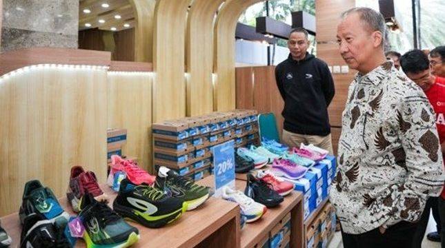 Menperin Agus Gumiwang Kawinkan IKM Pakaian Olahraga dengan Ekosistem Ritel Nasional