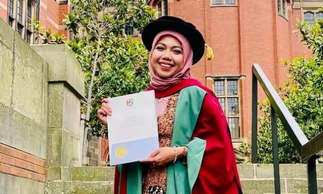 Kisah Raeni, Anak Tukang Becak yang Kini Jadi Profesor Muda di Inggris