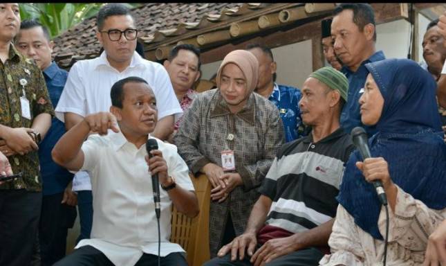 Saat Saklar Dinyalakan Menteri Bahlil, Air Mata Haru Markamah Tak Terbendung