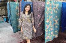 Pemilik usaha Batik Sekar Mulyo, Bella Ayu Paramitha di workshop Batik Sekar Mulyo, Kampung Batik Babagan, Kecamatan Lasem, Kabupaten Rembang, Jawa Tengah. 
