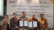 MoU penandatangan dilakukan oleh EVP Bullion Business BSI Riko Wardhana (dua dari kanan) dan Ketua APPI Eddy Yahya (tiga dari kiri) disaksikan oleh Direktur Sales & Distribution BSI Anton Sukarna (paling kanan).