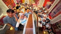 Generasi Biru Bluebird yang mendapat bantuan beasiswa untuk 1945 anak pengemudi dan karyawan.