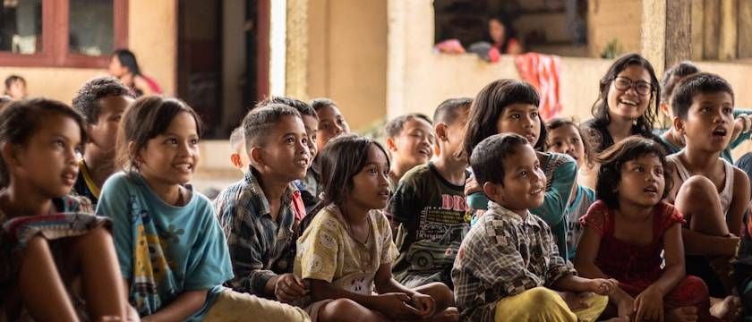 Anak-anak bermain game edukasi di tablet (Source: Unsplash)