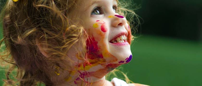 Anak-anak bermain game edukatif untuk meningkatkan kecerdasan (Source: Unsplash)