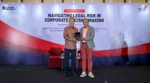 (kiri ke kanan) Direktur Legal & Compliance Telkom Andy Kelana bersama Wakil Menteri Hukum Republik Indonesia Prof. Dr. Eddy O.S. Hiariej, S.H., M.Hum. pada Executive Session Navigating Legal Risk in Corporate Decision Making, Jumat (26/6). Melalui forum ini, Telkom memperkuat kapabilitas pengambil keputusan melalui pemahaman regulasi, Business Judgment Rule (BJR), dan tata kelola perusahaan guna mendukung pertumbuhan bisnis yang berkelanjutan.
