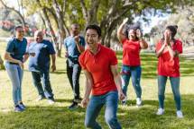 Group of happy adults playing and bonding in a park during a fun team building event. (Foto: RDNE Stock project / Pexels)