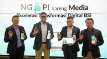 Direktur Utama BSI Anggoro Eko Cahyo (dua dari kiri) didampingi Direktur Information Technology (IT) Muharto Hadi Suprapto (tiga dari kiri), SEVP IT Development & Operations Saut Parulian Saragih (paling kiri) dan SEVP Digital Banking M. Misbahul Munir (paling kanan) menunjukan salah satu e-channel BYOND by BSI dan BEWIZE.
