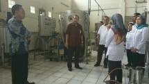 Kepala BBIA Kemenperin, Umar Habson beserta Kepala BPPI Kemenperin, Ngakan Timur Antara saat meninjau kesiapan Lab BBIA