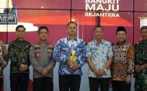 (Kiri ke kanan) Dwy Sigit Andrian Kepala BAPPEDA Kab. Bekasi, Agung Nugroho Sekretaris Pengadilan Negeri Cikarang, Kompol Sugiharto Kasat Binmas Polres Metro Bekasi, Ricky Aditya General Manager PT Jababeka Infrastruktur, Endin Samsudin Sekretaris Daerah Kab. Bekasi, Budi Muhammad Mustafa Waki Ketua III DPRD Kab. Bekasi