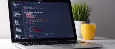Laptop dengan kode programming untuk kerja online
