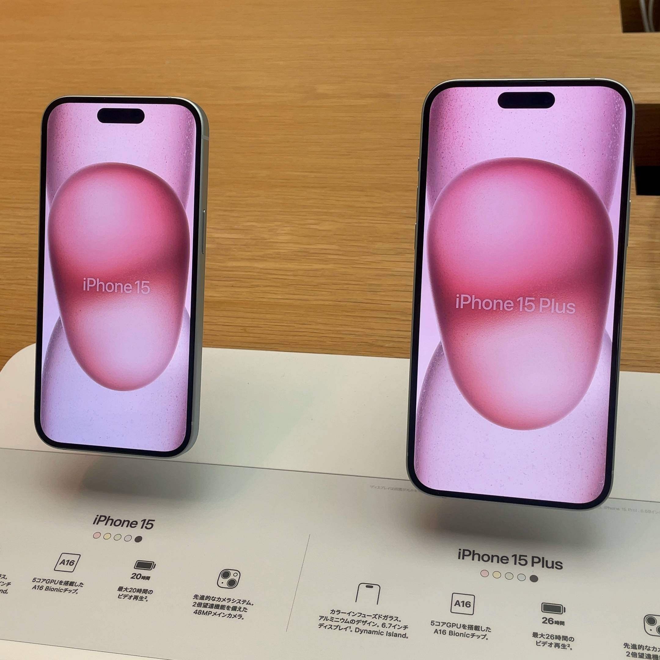 Apple Store iPhone Display - Ilustrasi Apple iPhone 18