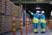 Pengecekan semen kantong Dynamix di storage area pabrik Narogong, Jawa Barat. 