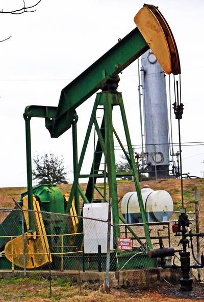 Pumpjack oil well - Ilustrasi tambang minyak bumi