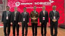 Menteri Perindustrian Agus Gumiwang Kartasasmita (ketiga kanan) bersama Sekretaris Jenderal Kementerian Perindustrian Eko S.A. Cahyanto (ketiga kiri), Duta Besar Republik Indonesia untuk Federasi Rusia, Jose Antonio Morato Tavares (kedua kanan) dan jajaran eselon I Kementerian Perindustrian 