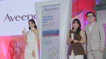 Maudy Ayunda - Brand Ambassador AVEENO&reg;, Zaskia P. Setiyasari -Skin Health Lead Kenvue Indonesia, dan dr. Giovanni Mustopo - Skincare Educator dalam Peluncuran AVEENO&reg; Skin Relief Repairing Balm