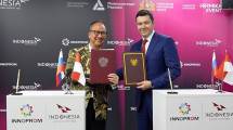 Menteri Perindustrian Agus Gumiwang Kartasasmita (kiri) berfoto bersama Menteri Perindustrian dan Perdagangan Federasi Rusia Anton Alikhanov (kanan) setelah menandatangani tujuh dokumen perjanjian atau Memorandum of Understanding (MoU) baru di bidang industri