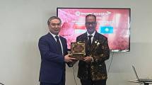 Menteri Perindustrian (Menperin) Agus Gumiwang Kartasasmita dengan Menteri Industri dan Konstruksi Republik Kazakhstan Ersaiyn Nagaspaev