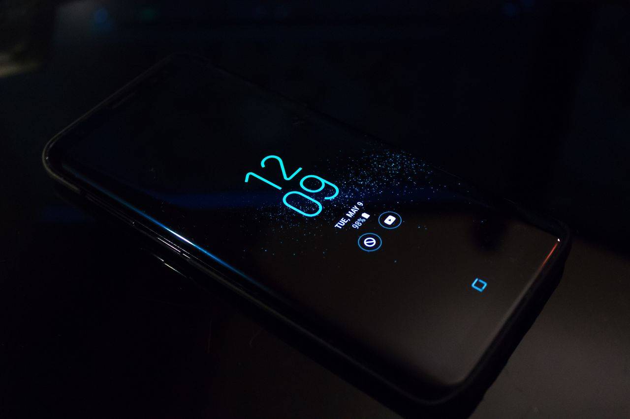HP gaming smartphone dengan layar neon dan desain futuristik