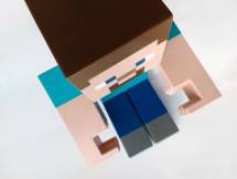 Minecraft Steve toy (Foto: Mar&iacute;a Hoss / Unsplash)