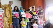 Pikotaro dan finalis Lomba Dance Karada (Foto : Amazon)